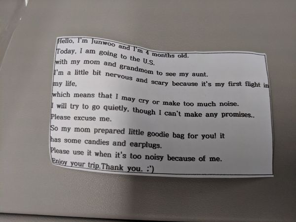 marcvidal's tweet photo. Durante un vuelo de 10h, que se dirigía de Seúl a San Francisco. Una madre distribuyó a más de 200 pasajeros en el avión una bolsa de plástico con todo esto de las fotos. https://t.co/P7x5FadFtw