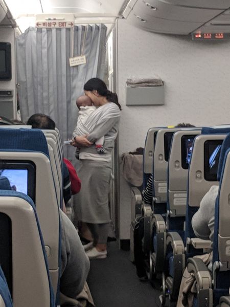 marcvidal's tweet photo. Durante un vuelo de 10h, que se dirigía de Seúl a San Francisco. Una madre distribuyó a más de 200 pasajeros en el avión una bolsa de plástico con todo esto de las fotos. https://t.co/P7x5FadFtw