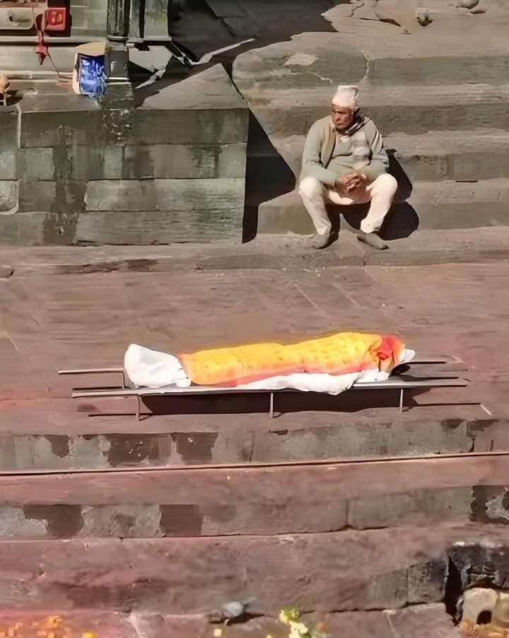 namaskaaaar's tweet photo. एउटा छोरा अमेरिका 
अर्को अस्ट्रेलिया
अर्को छोरा क्यानडा
अनि अर्को बेलायत
बाआमा छरछिमेकमा गफ दिन्थे
छोरा त मेरा जस्ता
सबै विदेशमा सम्पन्न, विदेशमा खुसी
विडम्बना आमाको निधन हुन्छ 
आर्यघाट एक्लो बाउले भरि हुन्छ 
यता बा श्रीमतिको निधनमा दुखी
छोराहरु उतै सम्पन्न, सबै उतै खुसी ।

-MRR https://t.co/erRJF9fDGp