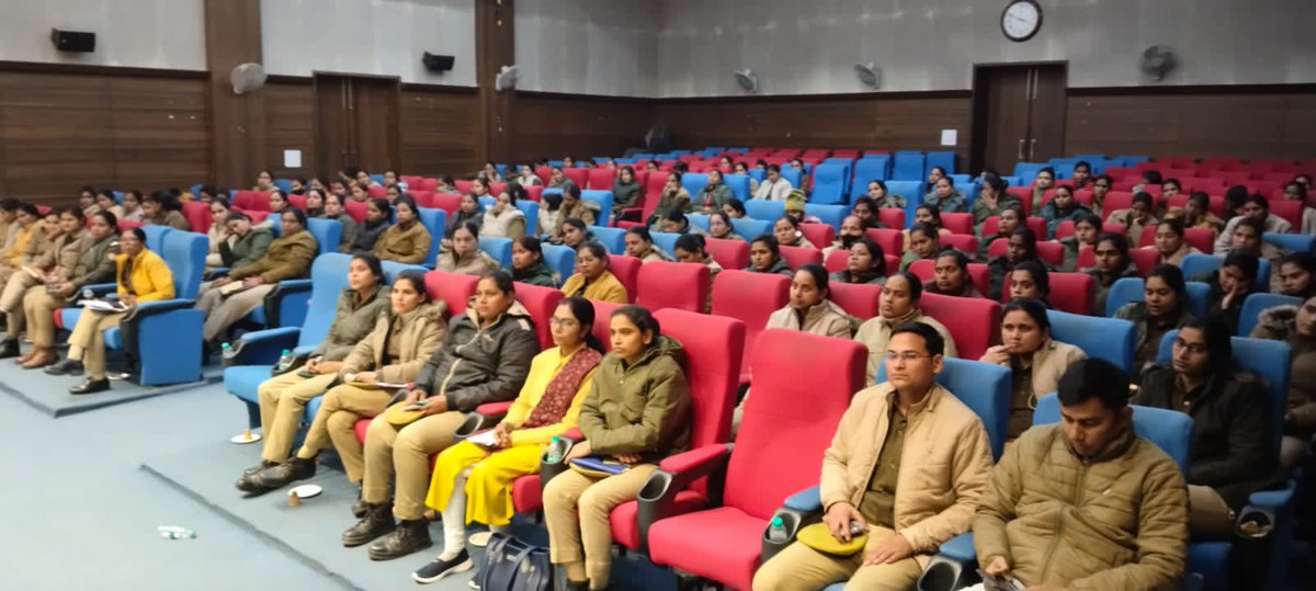 DspPragya's tweet photo. महिला आरक्षियों व यूनिसेफ़ की मंडलीय कार्यकर्ता के साथ कार्यस्थलपर महिला उत्पीड़न  व अन्य महिला अधिकारों के बारे में गोष्ठी की गई #MissionShakti https://t.co/20hhMiY0XZ