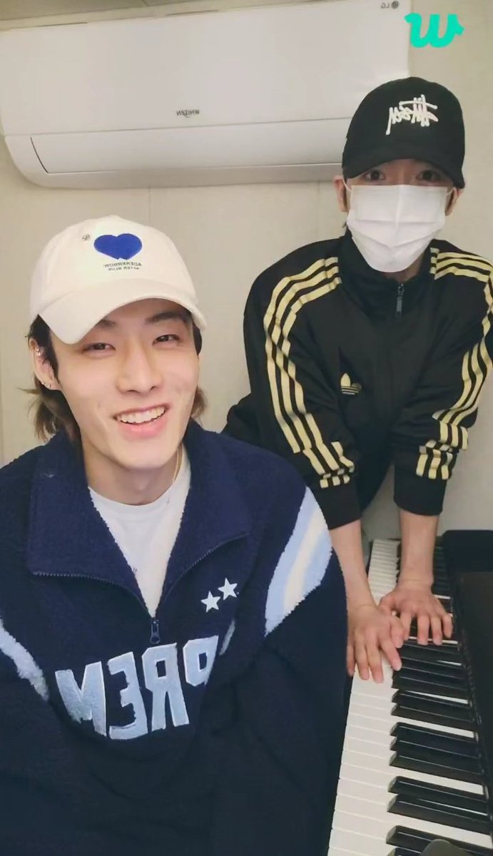 ultsprouts's tweet photo. siyoung and dohyun on mirae's japan debut: they said the song is good and they’ll show new sides of them that dohyun said we’ll be very surprised, they want us to look forward to their japan debut ^^ (siyoung left the live early to practice their title track) https://t.co/4iDB1k11bF