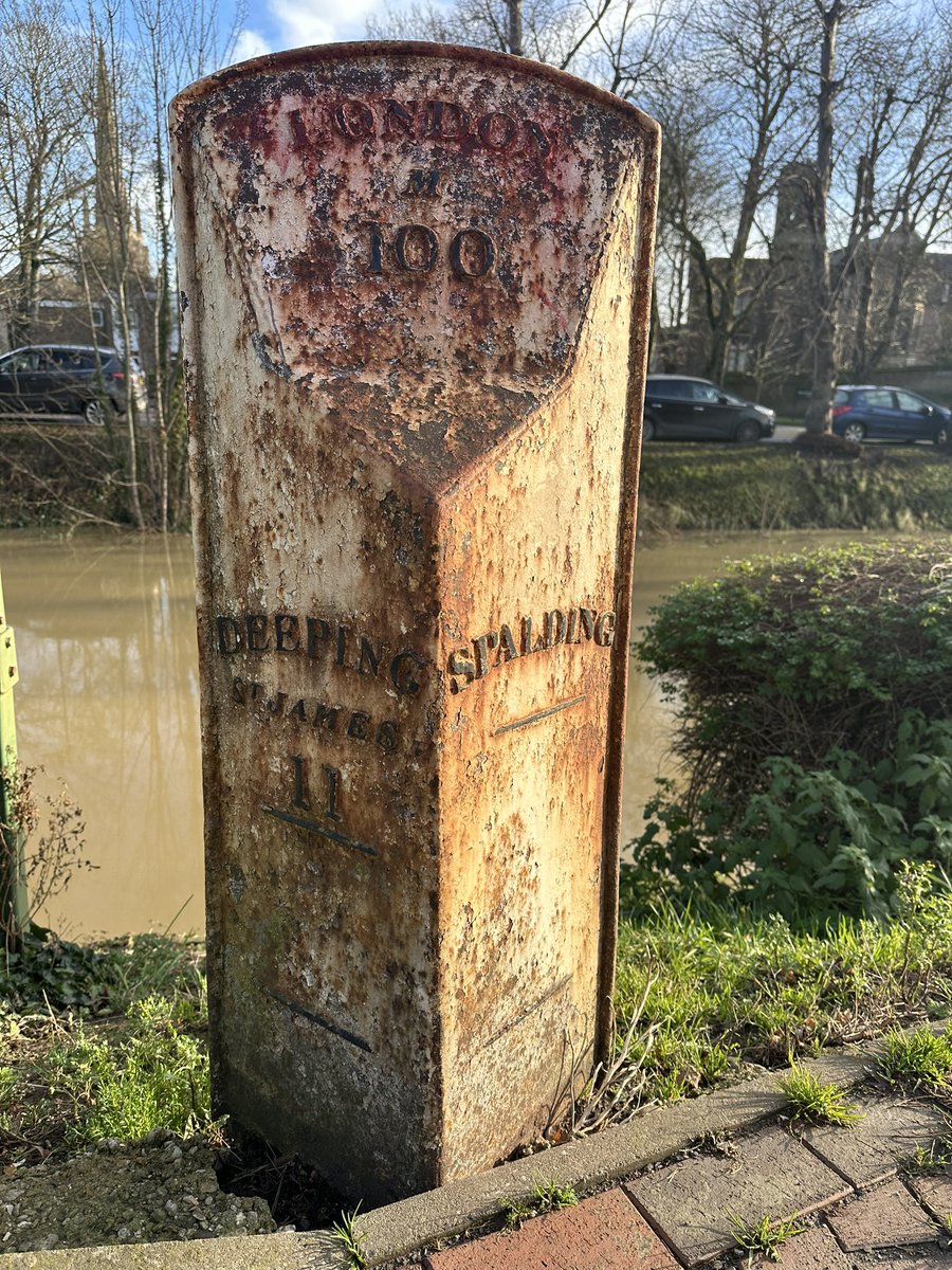 mutley7781's tweet photo. ๐ #Spalding #Lincolnshire
#Milepost beside the River Welland
Deeping St James - 11 miles
London - 100 miles
#FingerpostFriday https://t.co/GNUbTSPzSw