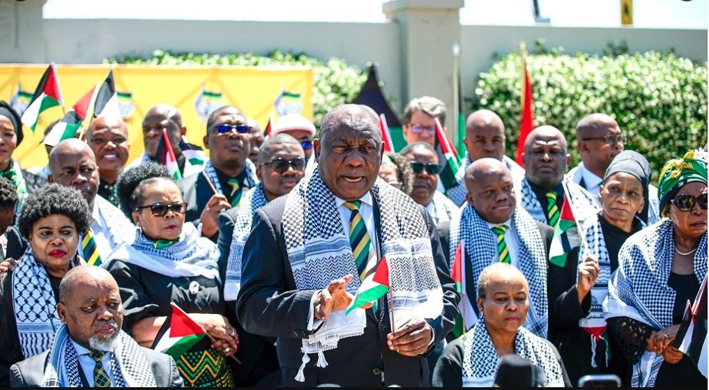 Le président sud-africain Cyril Ramaphosa : « Certains disent que la mesure que nous prenons est risquée. Nous sommes un petit pays et notre économie est petite. Ils peuvent nous attaquer mais nous resterons fidèles à nos principes. Comme nous l’a enseigné le père de notre
