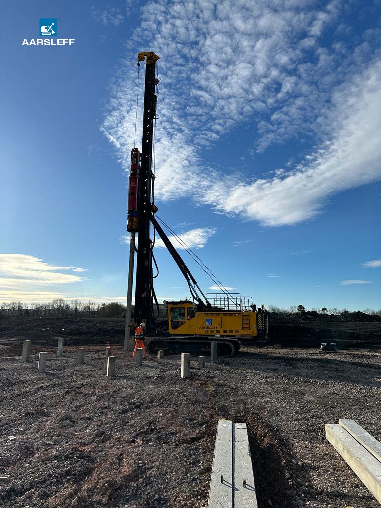 📸 Photo of the Week! Sent in by Sam Riley. Check out this shot of our team installing pre-cast piles. Delivering operational excellence in Wales.

Get in touch to discuss your project with an expert: hubs.li/Q01p4HVn0

#photooftheweek #stepintotheblue #aarsleff