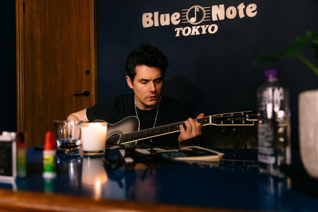 MooseGuitars's tweet photo. 国民的大ヒットソングをしっかりリハやってスタジアムで歌うブルーノ・マーズ
　　　　　　　　　vs
通い過ぎて頭から離れなくなったビックカメラ店内BGMをジャズクラブで歌うジョン・メイヤー https://t.co/EJqxrCRydP