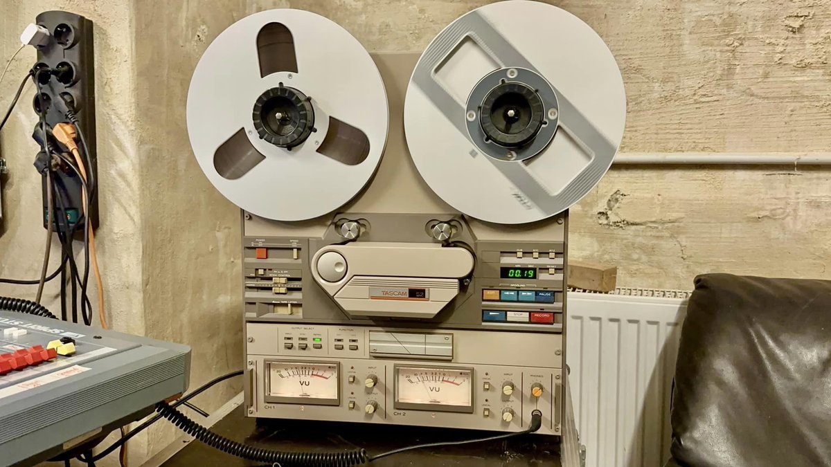 vodouch2000's tweet image. Tascam 52 (1983)
2-track 1/4&quot; tape
35 kg
#tascam #reeltoreel #vintageaudio #vintage #retro #hifi #gear #analog #audio #audiotape