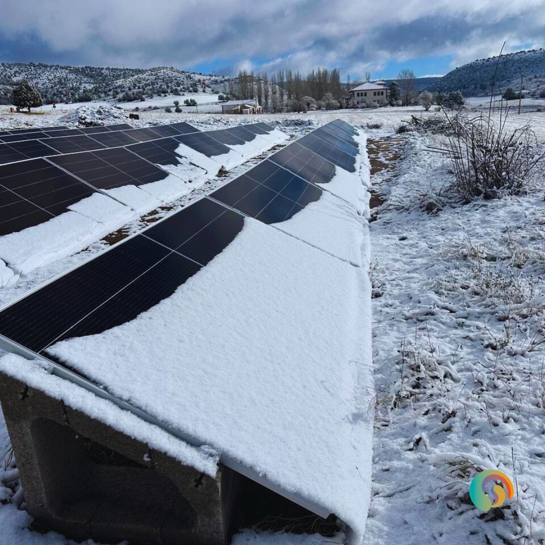 KeruxSolar's tweet photo. INSTALACIÓN FOTOVOLTAICA 📸☀️

❄️ Pasando un poco de frío en la provincia de #Guadalajara ❄️

Estas imágenes nos parecen increíbles �� https://t.co/z2RdT6nbGl
