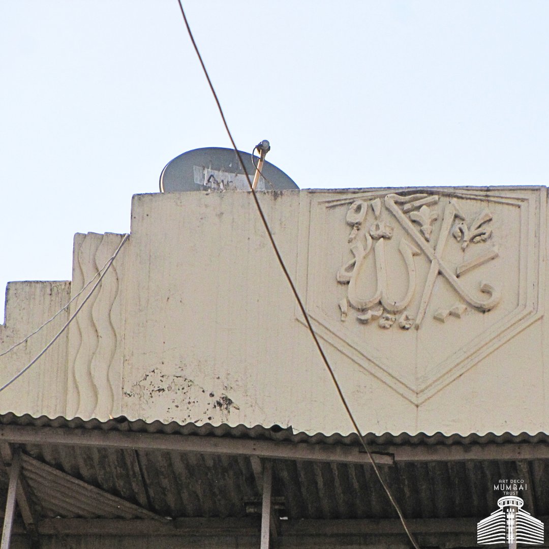 artdecomumbai's tweet photo. The modern Art Deco charm of this property peeps through and demands attention. Don’t miss it!

#BundeallyBuilding #Umerkhadi #ArtDeco #Mumbai #ArtDecoMumbai #SteppedProfile #Stucco #Banding #Waves #FamilyEmblem #Goemetric #NauticalImagery #Portholes #MetalGrille #Balconies (4/4) https://t.co/AwV1arUtH7
