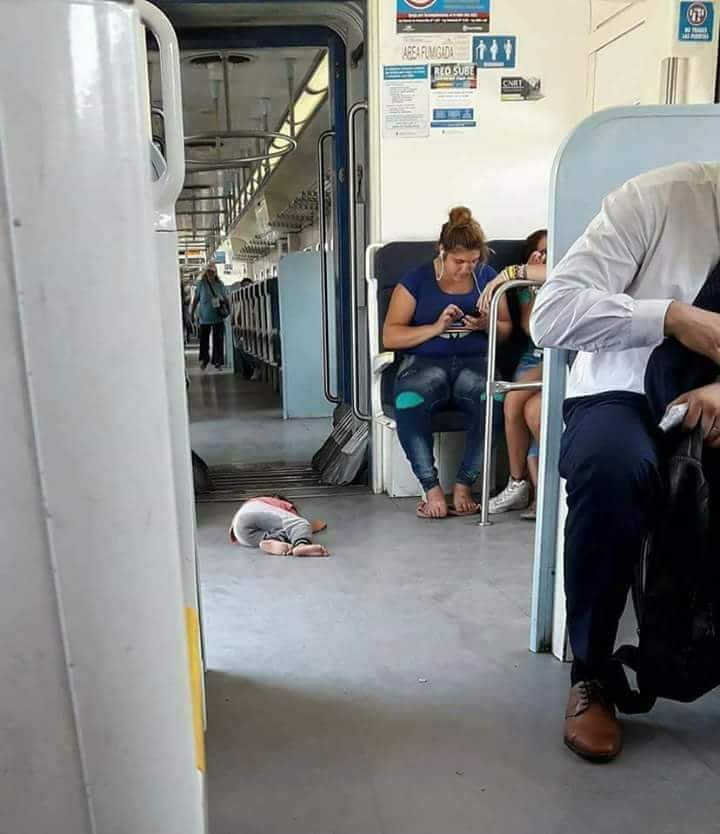FERROCARRIL SAN MARTÍN : LA MADRE, CON EL CELULAR, EL NENE, MEADO, DURMIENDO EN EL SUELO✌️✌️DEKADENCIA
