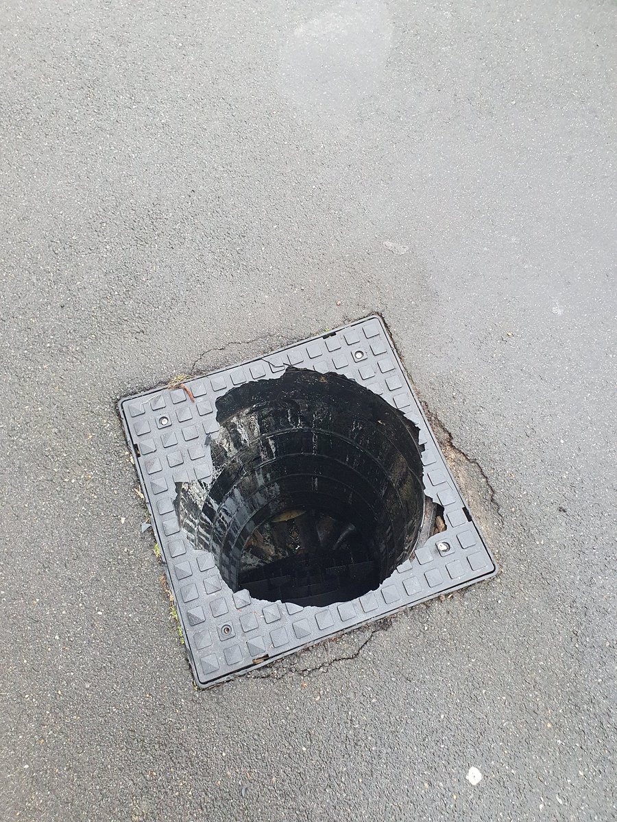 IainRayner1's tweet photo. @KentPoliceAsh @AshfordCouncil There is an open manhole on Station Road in Ashford, someone is going to get hurt, it's lethal. https://t.co/C3WEyQsq4G