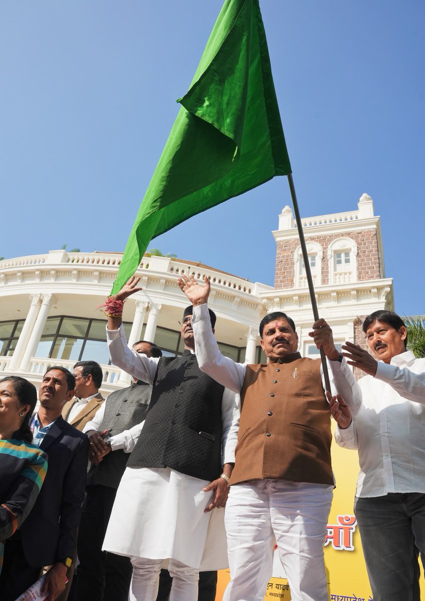 मुख्यमंत्री डॉ. मोहन यादव ने "मां तुझे प्रणाम" योजना के अंतर्गत देश की सीमाओं के भ्रमण के लिए जा रहे विद्यार्थियों के दल के वाहन को कुशाभाऊ ठाकरे सभागार, भोपाल से हरी झंडी दिखाकर रवाना किया।
 
इस अवसर पर खेल एवं युवा कल्याण मंत्री श्री <a href="/VishvasSarang/">विश्वास कैलाश सारंग</a> भी उपस्थित थे।