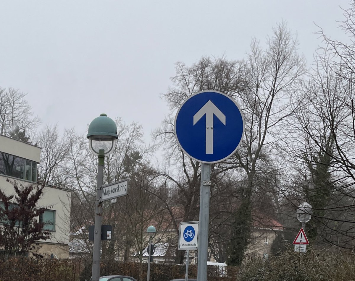 Absperrung im #Majakowskiring #Pankow über Nacht erneut komplett abgeräumt, Warnbake wurde entwendet. Ebenso das Zusatzschild „Radfahrer frei“ unter #VZ209_30