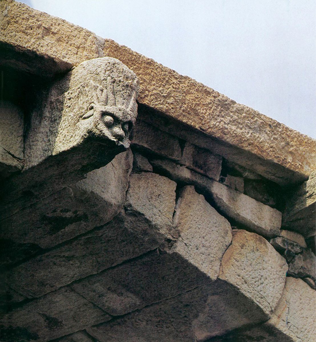 옛 물건에서 발견한 다양한 용의 얼굴들 #용기모음🐲 

- 청자 어룡형 주전자(국보)
- 청자 상감용봉모란문 합 및 탁(국보)
- 청자 투각연당초문 붓꽂이(보물)
- 여수 흥국사 홍교(보물)