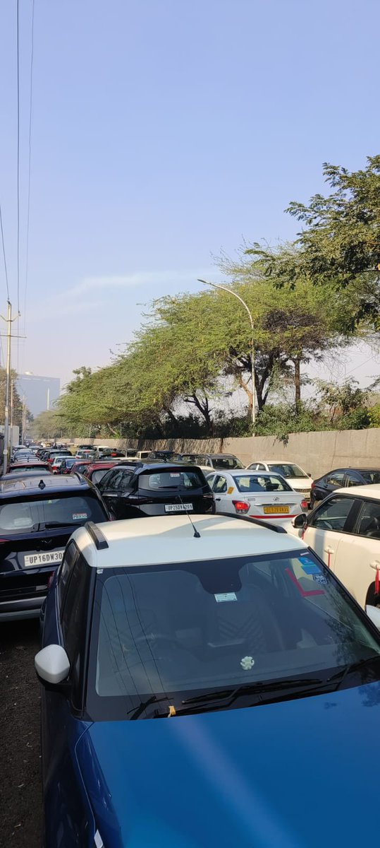tanyakrishna's tweet photo. @noidatraffic @noidapolice No action taken yet!!
The cars are parked, again, in the similar fashion and the traffic is hardly moving in the area. https://t.co/agSVEvz0YU