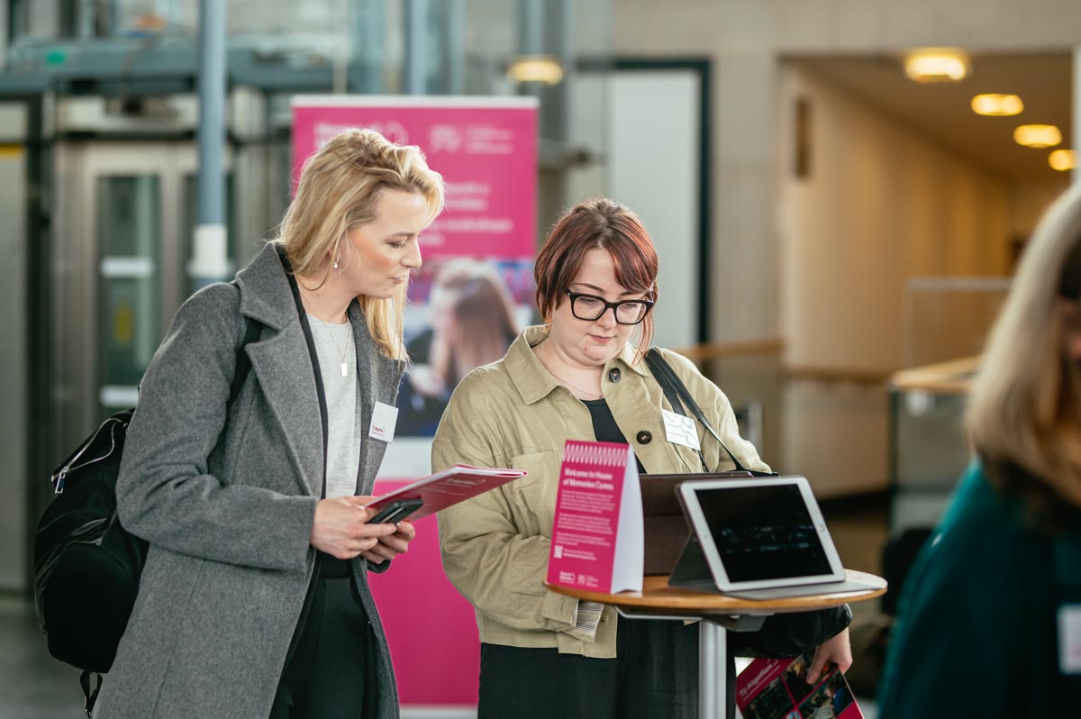 house_memories's tweet image. Calling Welsh health and social care pros! House of Memories Cymru's bilingual training is now available online.  

Find out more and book your free place:  
liverpoolmuseums.org.uk/hou...