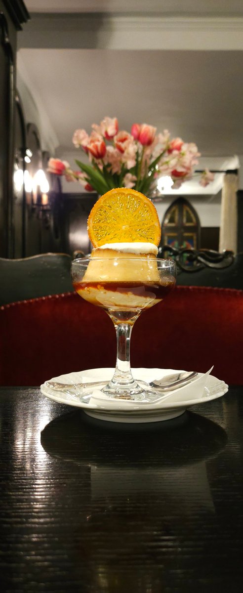 修論提出のお祝いに、京都 四条烏丸にある 喫茶店 フランソワへ
いつも混んでるんだけど、今日は夕方の時間帯だったから入れた！

レトロで落ち着いたお店で、プリンをいただきます。

是非この究極的にかわいいプリンを頼んでみて欲しい！！