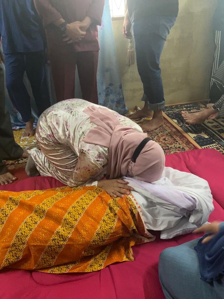 farahameri's tweet photo. Tahlah. Tetibe tibe rasa sedih. Maybe sebab kakak kakak dok share story masa last week Uwan meninggal. Hebat Uwan. Meninggal hari baik. Disolatkan pula dengan ramai orang (jemaah solat jumaat). Nak jadi hebat macam Uwan. Tak tinggal tahajudnya. Allahu akbar. Al fatihah. 😭 https://t.co/R4ZzZREmo5