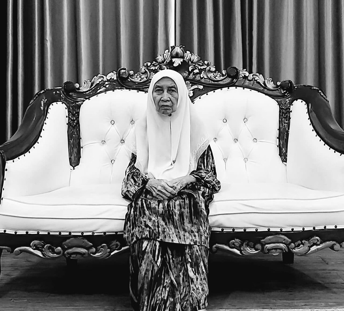 farahameri's tweet photo. Tahlah. Tetibe tibe rasa sedih. Maybe sebab kakak kakak dok share story masa last week Uwan meninggal. Hebat Uwan. Meninggal hari baik. Disolatkan pula dengan ramai orang (jemaah solat jumaat). Nak jadi hebat macam Uwan. Tak tinggal tahajudnya. Allahu akbar. Al fatihah. 😭 https://t.co/R4ZzZREmo5