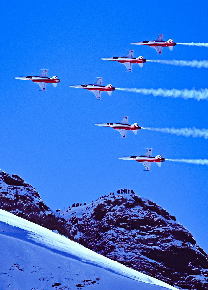 The Lauberhorn World Cup Ski races have started and the Patrouille Suisse are doing their flight shows again. Here just above the Lauberhorn.