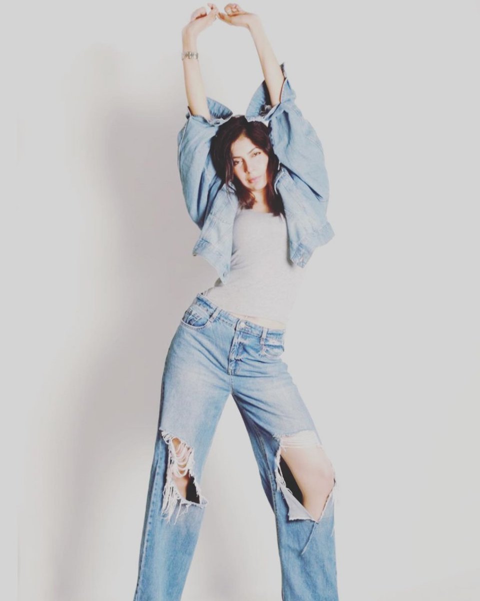 talkingbling's tweet image. Effortless chic, because comfort is her style mantra. 👟💁🏻‍♀️
Checkout actress Deepika Motwani looking cool and the same time chic in her new picture.👀
.
.
.
.
#deepikamotwani #chicandsharp
#comfortisherstylemantra #instagood #instalike #instagram #talkingbling