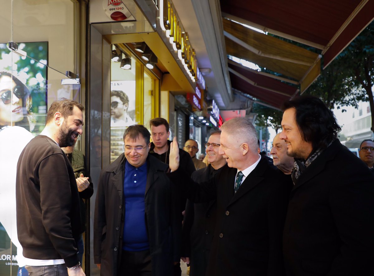 Valimiz <a href="/gul_davut/">Davut GÜL</a>, #Cuma mesaisinde #Sirkeci'de...

Sirkeci'de esnaf ve vatandaşlarımızla bir araya gelerek bir süre sohbet eden Vali Gül, esnafımıza hayırlı işler diledi.