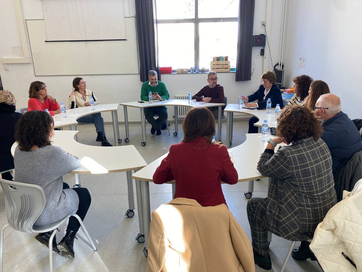 Educació (@educaciocat) on Twitter photo Durant la visita a l'Escola Josep Manuel Permàs la consellera <a href="/AnnaSimo/">Anna Simó Castelló</a> ha participat a la classe de 4t de primària mentre explicaven el sistema solar.
Després s'ha reunit amb la direcció del centre. Durant la visita a l'Escola Josep Manuel Permàs la consellera <a href="/AnnaSimo/">Anna Simó Castelló</a> ha participat a la classe de 4t de primària mentre explicaven el sistema solar.
Després s'ha reunit amb la direcció del centre.