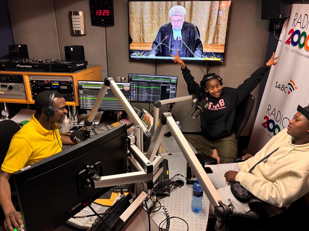 Radio2000_ZA's tweet photo. TUNE IN | #TheRoyalPlayground
With @DavidMashabela
It's an epic battle of the playlists between Lwah Ndlunkulu and King David ๐ป๐ถ
#WhoHasTheBestMusicCollection
#Radio2000 https://t.co/KWUVoGp2n9