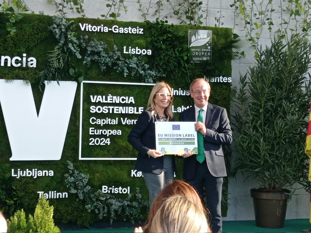 AjuntamentVLC's tweet photo. 🚀 #MissionCities label handover ceremony to Cluj-Napona 🇷🇴, Klagenfurt 🇦🇹,  Mannheim 🇩🇪,  Vitoria, Zaragoza, Valladolid and #València 🇪🇸 for their contract program #ClimateMission.

▶️ During the #EUGreenCapital 2024 inaugural acts closing at the @palaumusicavlc. #GreenValencia https://t.co/F8CNKtpYbD