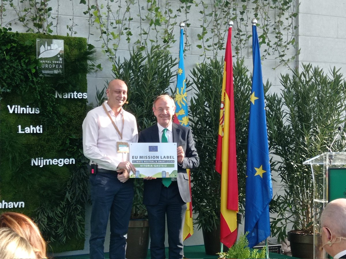 AjuntamentVLC's tweet photo. 🚀 #MissionCities label handover ceremony to Cluj-Napona 🇷🇴, Klagenfurt 🇦🇹,  Mannheim 🇩🇪,  Vitoria, Zaragoza, Valladolid and #València 🇪🇸 for their contract program #ClimateMission.

▶️ During the #EUGreenCapital 2024 inaugural acts closing at the @palaumusicavlc. #GreenValencia https://t.co/F8CNKtpYbD