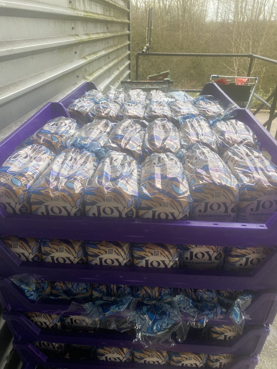 Huge thanks to one of many donors @JacksonsBread for another fab donation of surplus bread this week! Surplus bread collected via our volunteers @tmfoodbank & shared with community projects in #CostOfLivingCrisis #FeedingPeopleNotLandfill @nbrly @lfhw_uk @TNLComFund @WRAP_UK