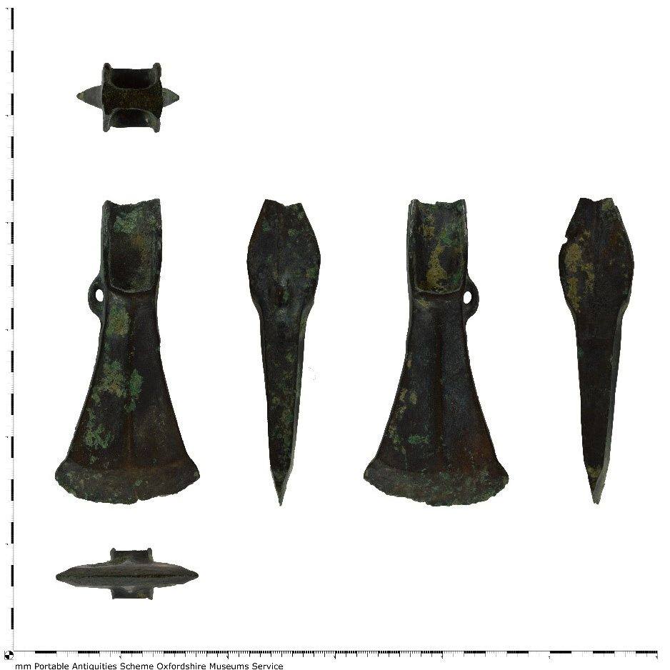 #FindsFriday  - New Acquisitions!
Hoard of six later Bronze Age palstave axes, dating to c. 1400- 1150 BC. Found in Wilsford, 2021. PAS Treasure Find The landowner generously waived his half of the reward. Acquired using funds from a legacy left to the Museum by Bernard Phillips.