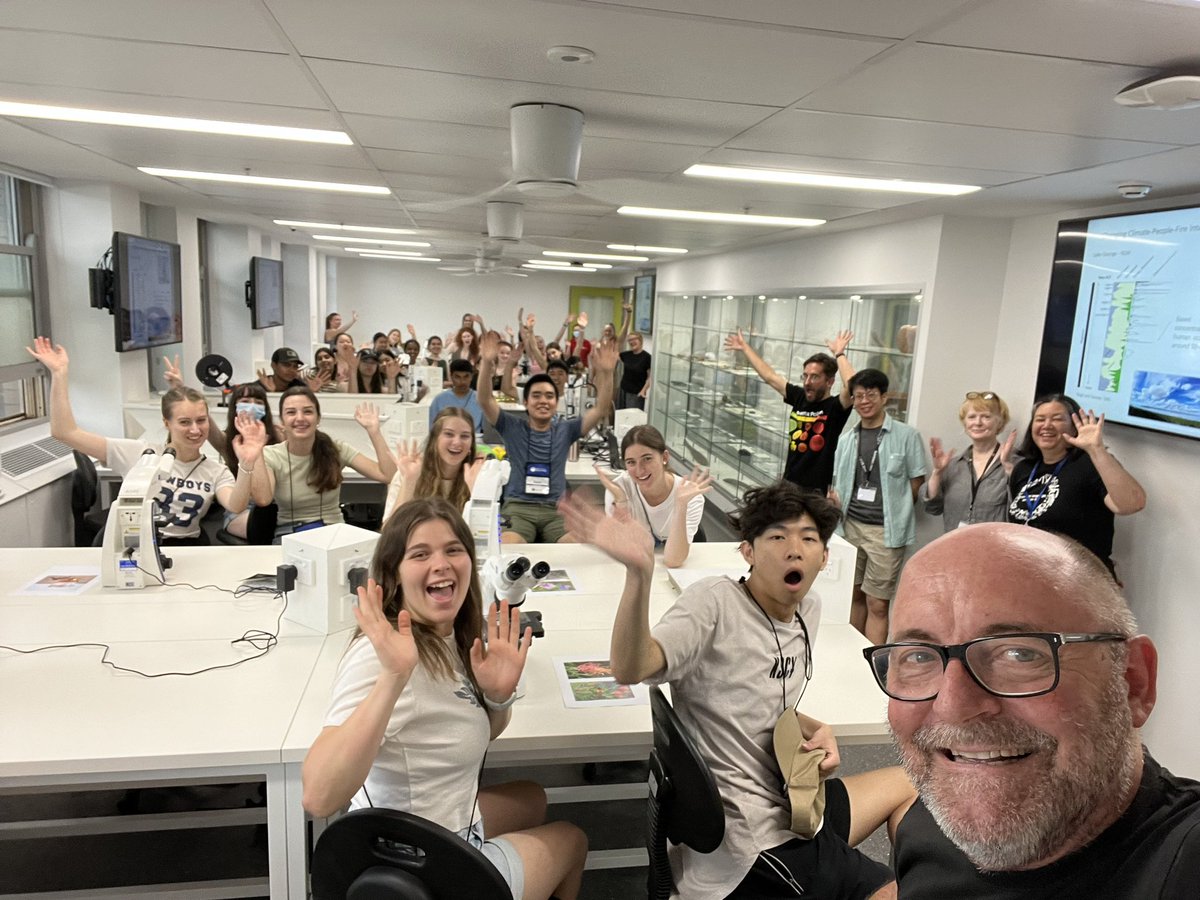 @ecdi_anu @NYSFoz @ANUasiapacific @ANUmedia @ANU_CHL @Palaeoworks_ANU @cabahCoE @ciehfcoe Great fun talking all things pollen with #NYSF students from across Australia. Their enthusiasm for science is inspiring. Thanks to @NYSFoz for providing the opportunity for students to attend.