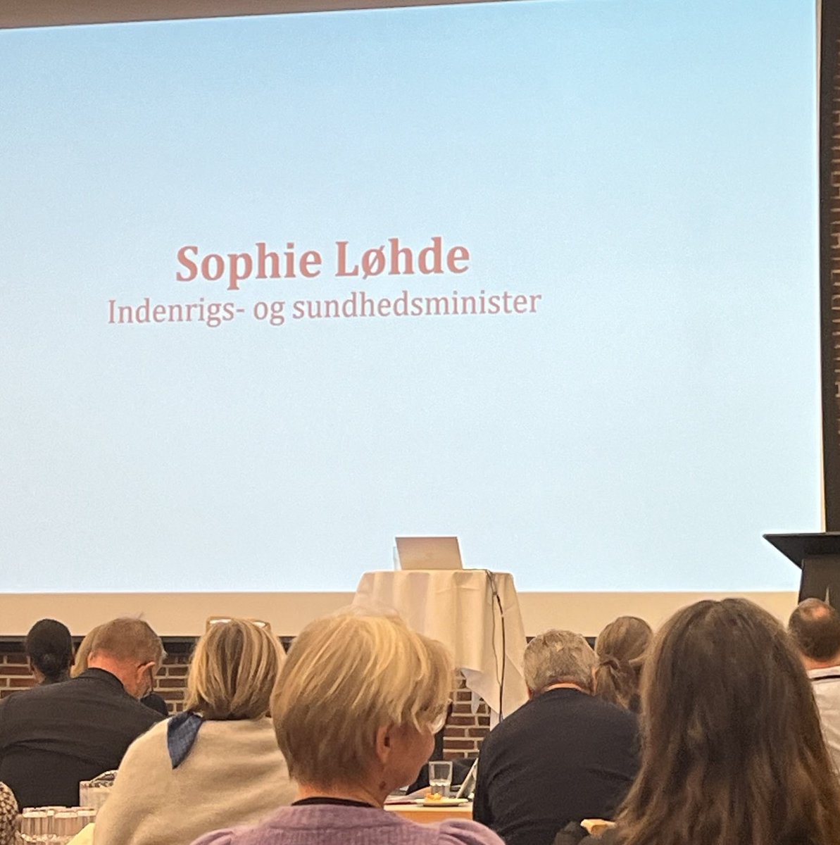 Indenrigs- og sundhedsminister ⁦<a href="/sophieloehde/">Sophie Løhde</a>⁩ sætter #DSKS kvalitetskonference igang med budskabet om, at pressen er et præmis og skandaler er en mulighed for læring, forandring og forbedring af kvalitet i #SHV #patientsikkerhed #QI