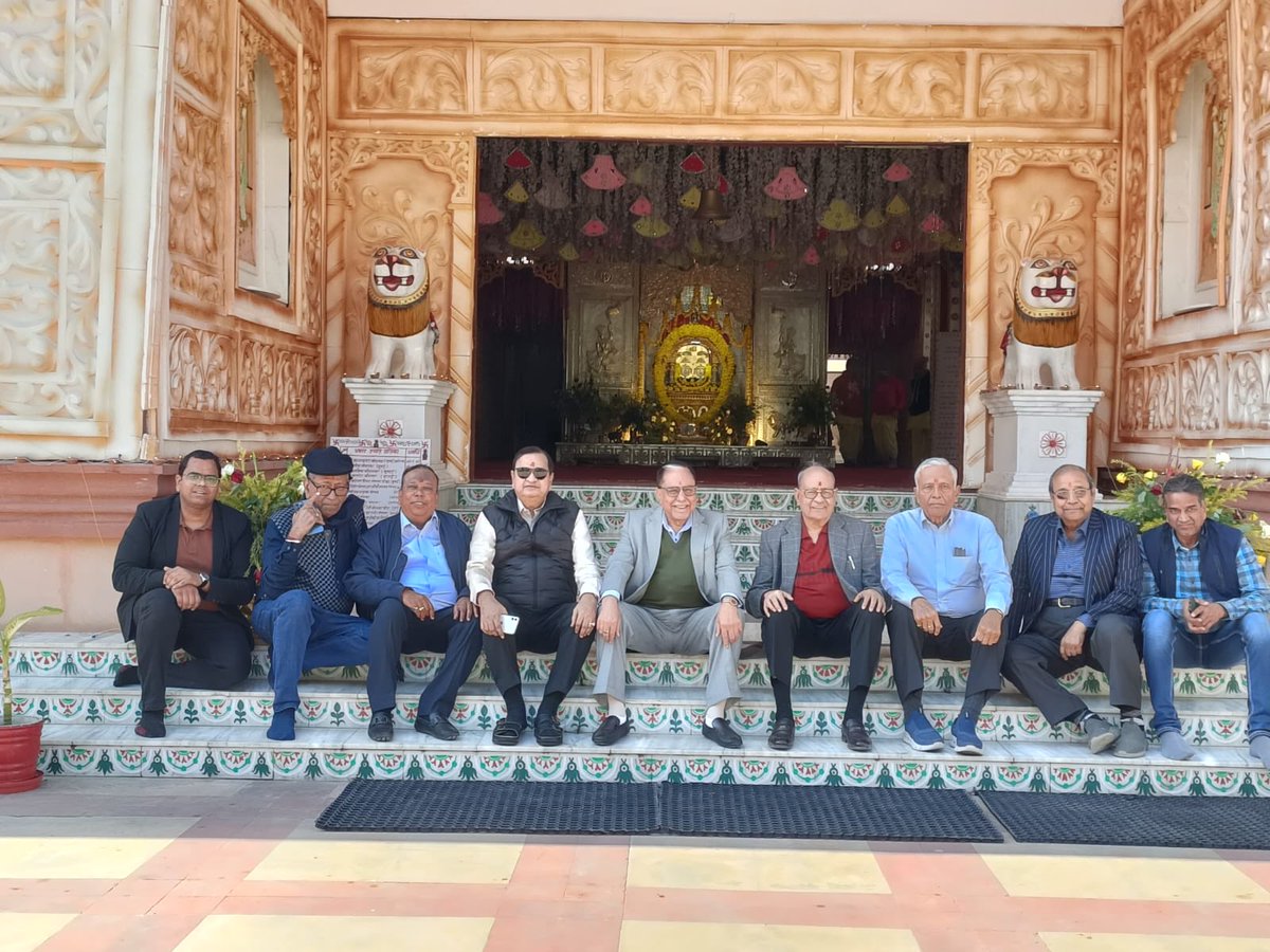 subhashchandra's tweet photo. Visited Goenka Clan’s Beera Barji dadi nivas this morning at Fatehpur (Shekhawati) along with other trustees of Goenka Trust. Requested Dadi for परिवार की सुख शांति और आनंद। सुभाष https://t.co/Zbgiy7lCPH