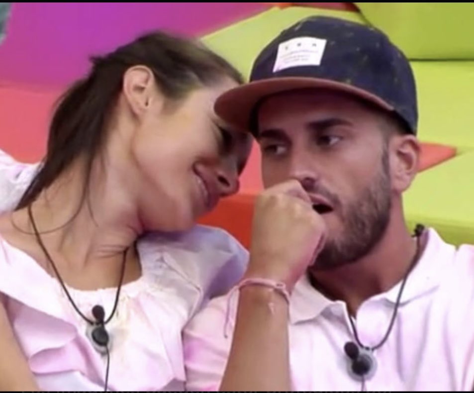 SaraHernndez16's tweet photo. Que digas @MiguelFrigenti que Gianmarco sigue el mismo patrón de hacer carpetas en todos los realities es de risa 😂😂 eso lo dirás por tu amiga la rotondas que a todos los realities que a estado lo a hecho y lleva 4 👇👇 ah y Gianmarco solo a hecho 1 para que  te enteres 😘 https://t.co/RobtoP2jhC