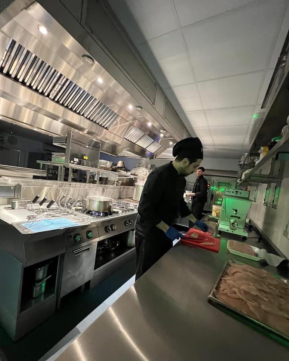 VilladiGeggiano's tweet photo. This is where the magic happens ✨✨✨
#kitchen #bestitalianinlondon #westlondon #chiswick #lovelondon #bestitaliansites #bestitalianfood #chefslife #chefstable #chefs #readytorock #goodmorning #goodmorningworld #italiansinlondon #italianchef #italianfood #tuscancuisine #josper https://t.co/MRAt07fZ9z
