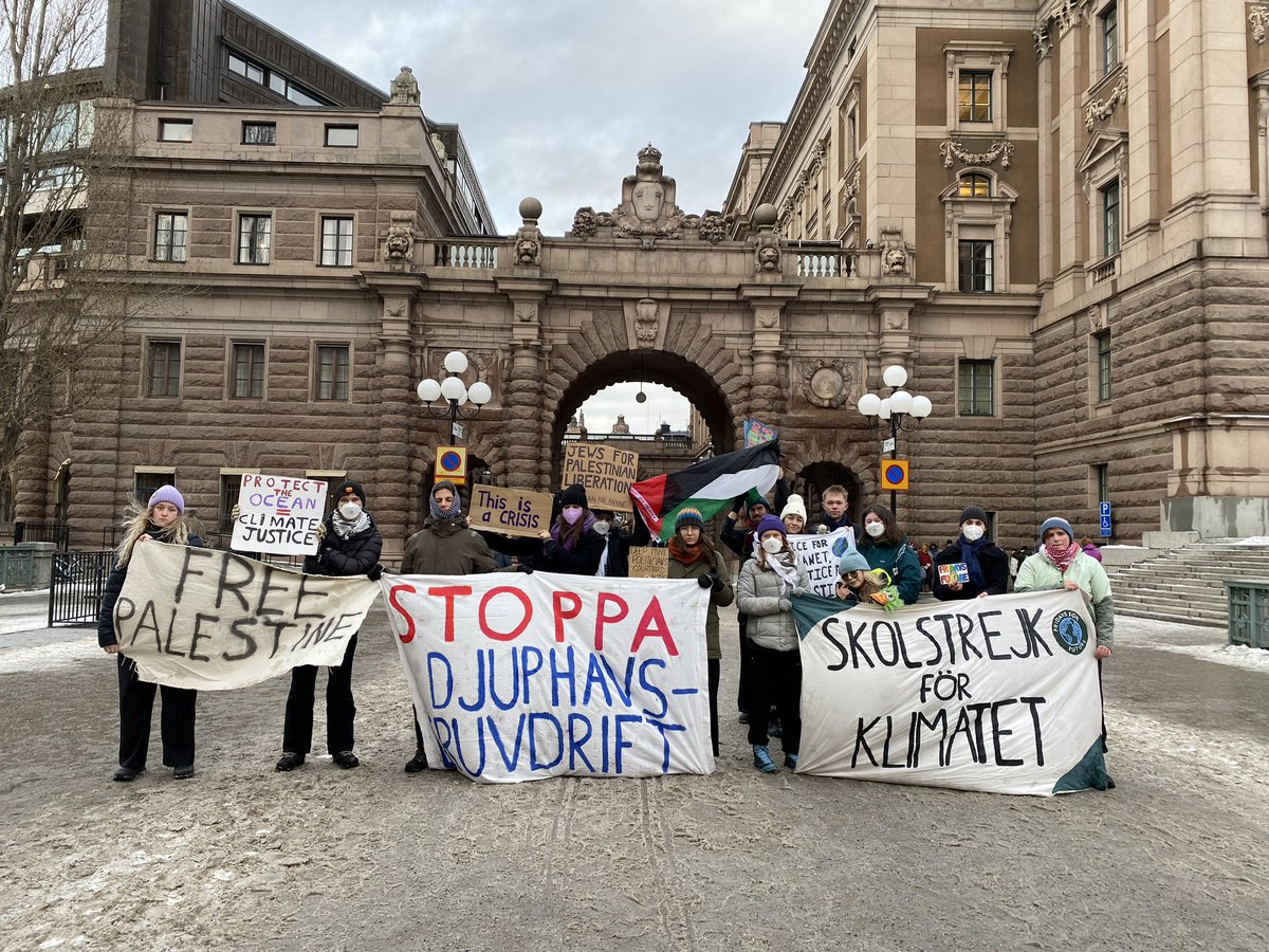 GretaThunberg's tweet photo. Climate strike week 282. #FridaysForFuture #ClimateStrike https://t.co/KyGKLMTa3B