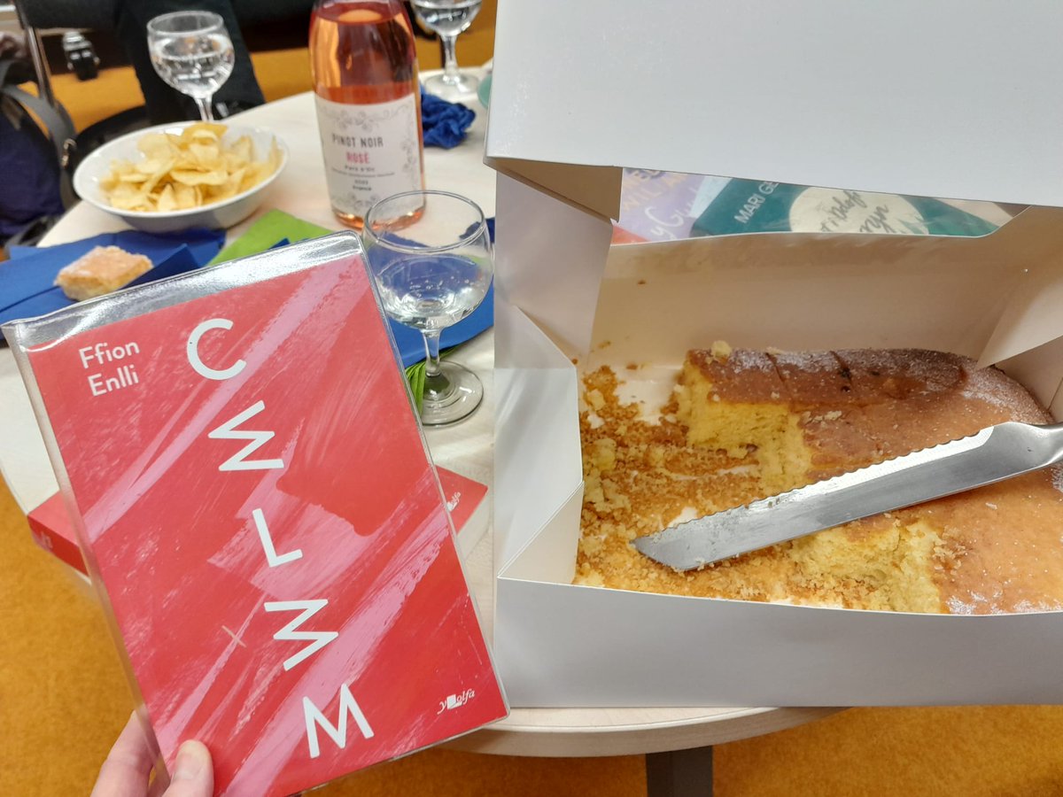 Y llon a'r lleddf yn Sgwrs a Sangria #LlyfrgellDinbych y mis yma, cofio am yr annwyl Leah, aelod triw a dathlu penblwydd arbennig un o'n haelodau. Dwy nofel bwerus, marciau uchel am y ddwy. Diolch am noson ddifyr. Cyfarfod nesaf nos Fawrth, 12 Mawrth am 7. Croeso i bawb.📚🍰🍷