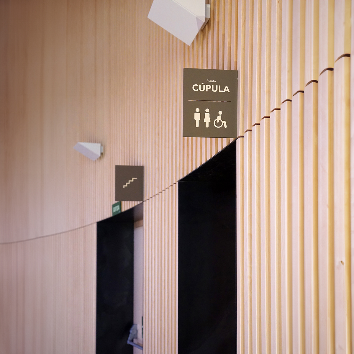SignesIC's tweet photo. Volumen y vacío. Son los conceptos que se han tenido en cuenta a la hora de diseñar la señalización para el Paranimf del Recinto de la Escuela Industrial de Barcelona. Se ha realizado un estudio de la proyección de las sombras sobre la arquitectura. https://t.co/1lvCHB5ZfE