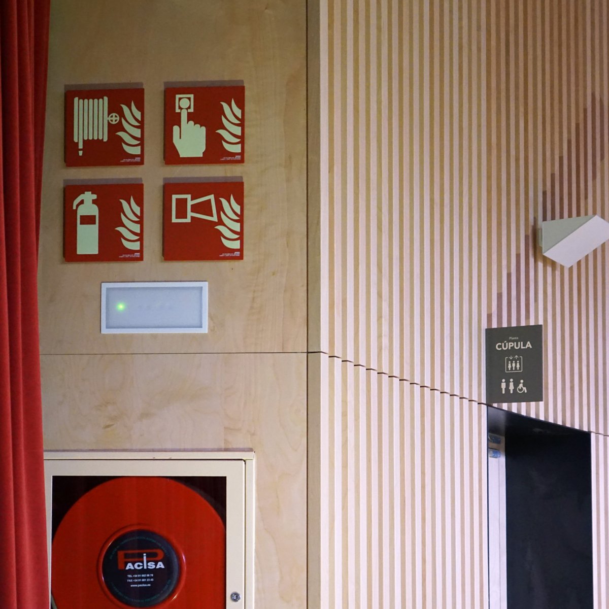 SignesIC's tweet photo. Volumen y vacío. Son los conceptos que se han tenido en cuenta a la hora de diseñar la señalización para el Paranimf del Recinto de la Escuela Industrial de Barcelona. Se ha realizado un estudio de la proyección de las sombras sobre la arquitectura. https://t.co/1lvCHB5ZfE