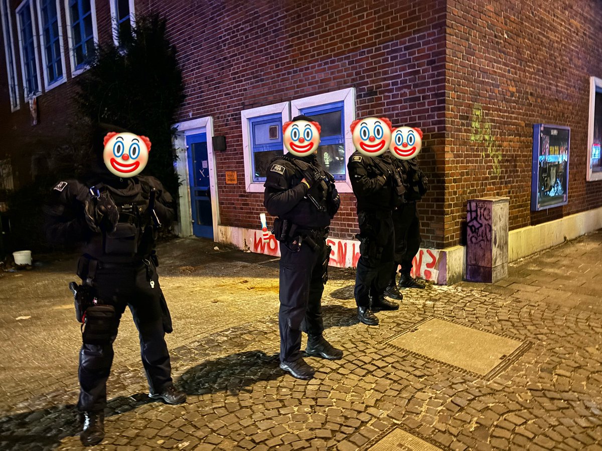 EndeMunster's tweet photo. Das #PGbleibt ist leer und verbarrikadiert.
Am Mittwochabend gab es noch eine kraftvolle Solidemo am PG vorbei, das von Hundertschaft umstellt gegen uns liebe Menschen gesichert wurde…WAS für ein Aufgebot 🤡
Wir bleiben laut.
#Freiräumeerhalten #TräumeBrauchenRäume https://t.co/KhVbiwjmu7