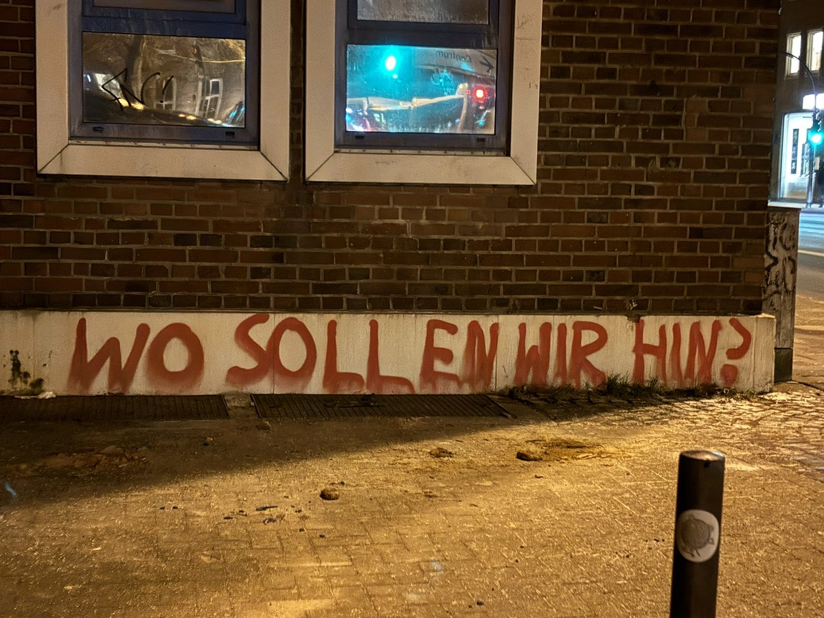 EndeMunster's tweet photo. Das #PGbleibt ist leer und verbarrikadiert.
Am Mittwochabend gab es noch eine kraftvolle Solidemo am PG vorbei, das von Hundertschaft umstellt gegen uns liebe Menschen gesichert wurde…WAS für ein Aufgebot 🤡
Wir bleiben laut.
#Freiräumeerhalten #TräumeBrauchenRäume https://t.co/KhVbiwjmu7