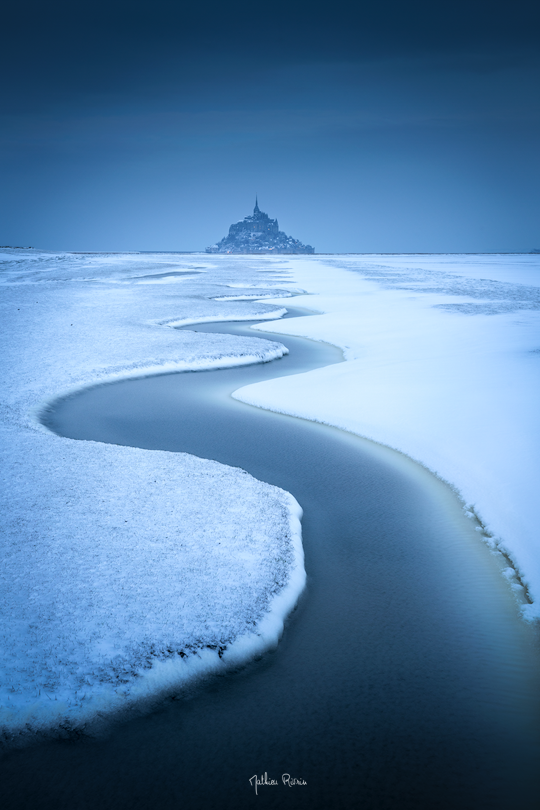 𝑩𝑨𝑵𝑸𝑼𝑰𝑺𝑬 𝑨𝑼 𝑴𝑶𝑵𝑻 𝑺𝑨𝑰𝑵𝑻-𝑴𝑰𝑪𝑯𝑬𝑳
Ce matin là d'hiver, la baie du Mont Saint-Michel s'était paré de ses plus belles couleurs du grand Nord avec des bleus comme on croise sur la banquise par exemple. Un vrai moment de magie.
𝑀𝑎𝑡ℎ𝑖𝑒𝑢 𝑅𝑖𝑣𝑟𝑖𝑛