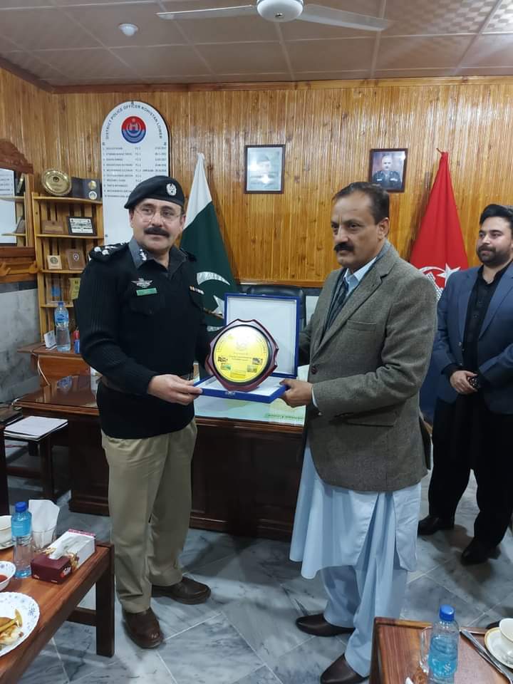DCLowerKohistan's tweet photo. Deputy Commissioner Kohistan Lower Presenting shield to DIG Hazara Division during his visit to District kohistan Lower https://t.co/XRwEFKKPBA