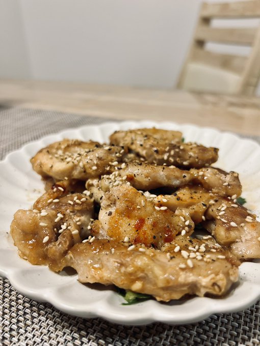 チキンのお勧めの味付けあるから皆んなに試して欲しいんだけど😂🤣  下味に、塩胡椒、片栗粉まぶし 多めの油で焼く。  ボウルに醤油、みりん、蜂蜜、コチュジャン混ぜて、焼き上がったチキンを和える  仕上げに、多めのペッパーと多めの炒りごまで完成。