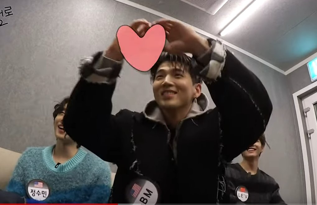 droptheroar's tweet photo. Bobby's special feature: weak to compliments

BM from #KARD: [smacks table] WHO IN THE SOUTH KOREA DOESN'T KNOW BOBBY? IF YOU DON'T KNOW HIM, THAT'S YOUR PROBLEM [sends heart right in his face]

Bobby: [is destroyed and trying to hide] 😆🤣
#iKON #Entero2 https://t.co/XM8E47wPlZ