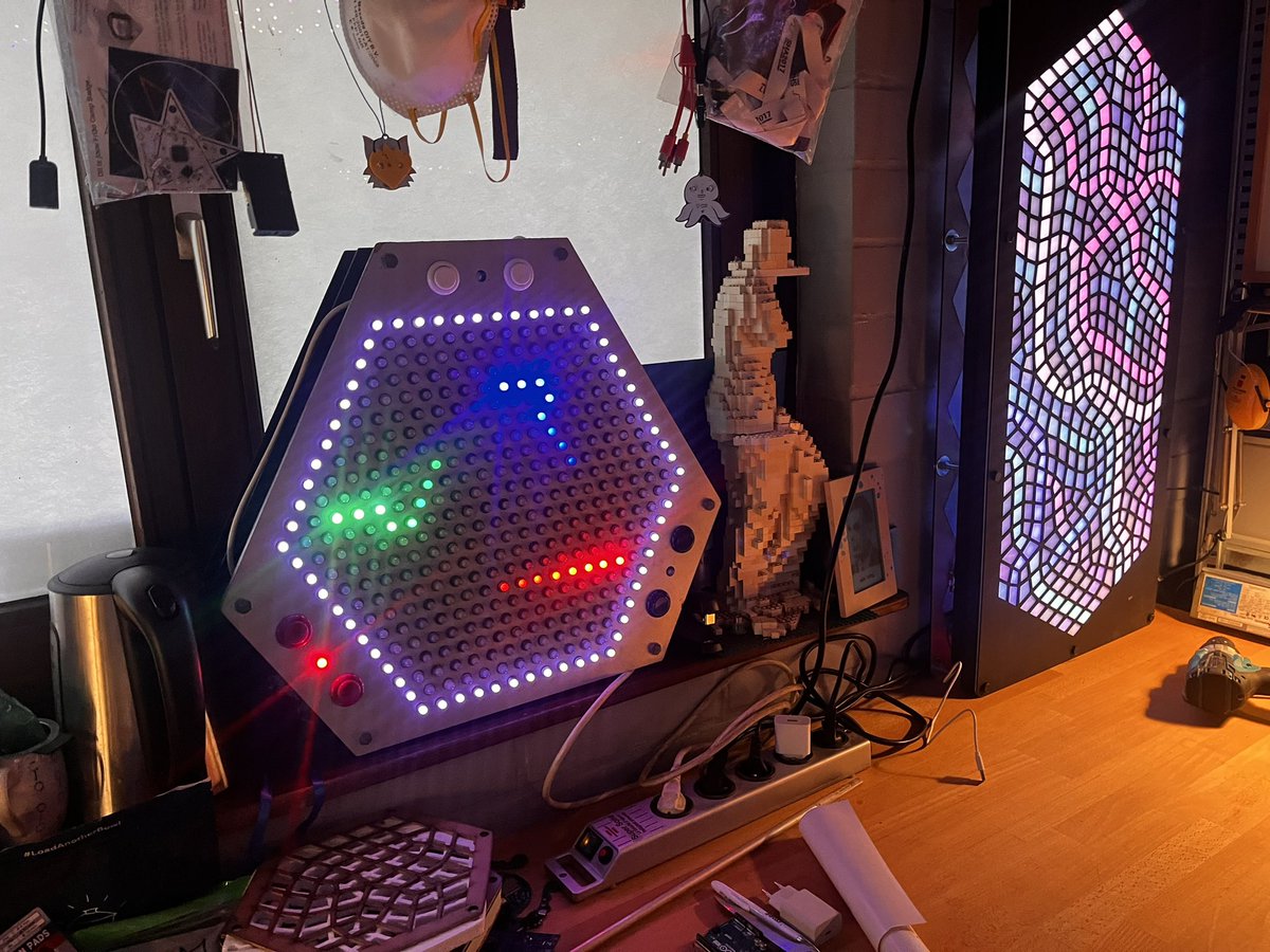 aliekens's tweet photo. @Scaevolus @OskSta The hexagonal display next to it, which I made a few years ago, is a minimal game console that has “snake for three” ;) https://t.co/FEbGsXUHnD