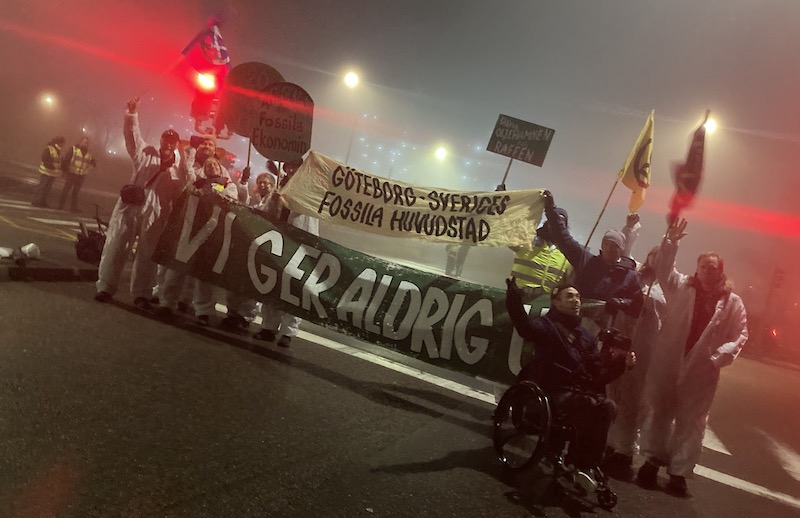 ExtinctionR_SV's tweet photo. Aktion Oljestopp, 18/1 Göteborg. 
- Låt Nordsjöoljan ligga!
- Avveckla oljehamnen!
- Oljan föder krig!
Info: https://t.co/wEiH9ZJEBD https://t.co/TITKSVHRxC