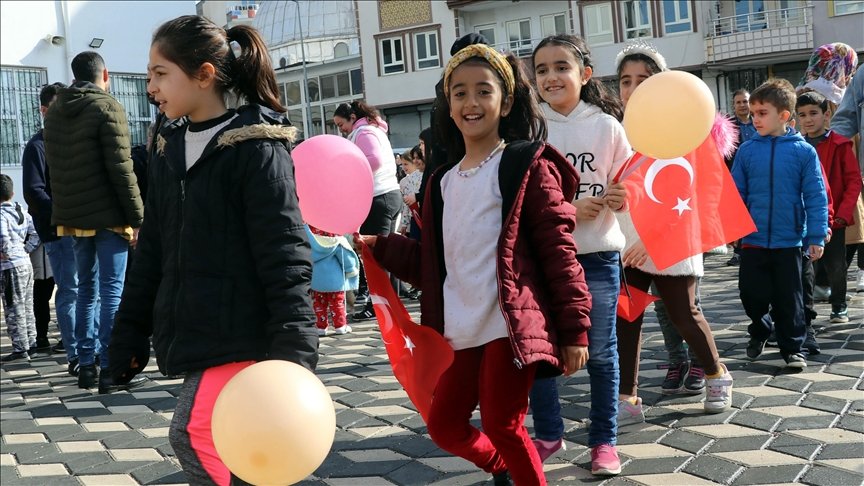tcmeb's tweet photo. Okullarda Karne Öncesi “Etkinlik Haftası” Dönemi Başlıyor 🎶 🎭

Bu yıl ilk kez yarıyıl tatilinden önceki son haftada öğrencilerin eğlenerek öğrenecekleri keyifli ve öğretici bir hafta geçirmeleri; sanatsal, kültürel, sportif ve bilimsel faaliyetlere katılmalarının teşvik edilmesi için "dönem sonu etkinlik haftası" düzenlenecek. 📚

Söz konusu etkinlikler, her dönemin son haftasında farklı içeriklerle devam edecek. ♟️📽️ 

👉https://t.co/OHJzhfMwH4