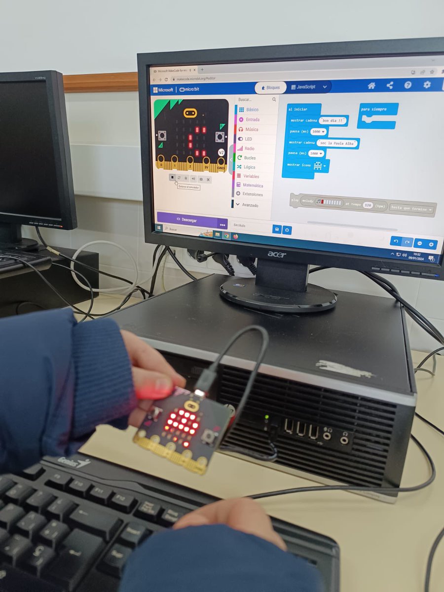 manyanetblanes's tweet photo. Els i les alumnes de #4tEP comencem el projecte Microbit, on aprenem a programar plaques Microbit de robòtica. #josocmanyanet #juntsiambesperança #blanes #robòtica 🤖 https://t.co/zTuCFia5br